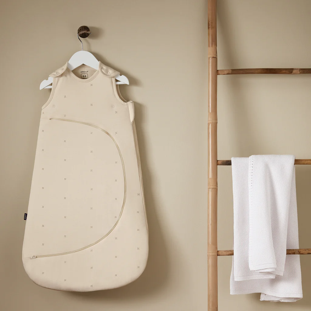 1.HANGING_POUCH_CASHMERE_MOCHA_CROSS_SNUZ_241024_1628_1024x1024_crop_center