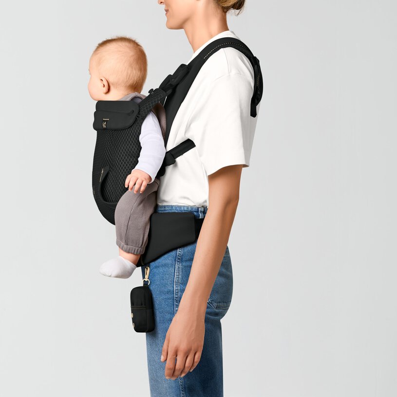 cyb_25_int_y090_laya_mgbl_frontcarrying_child_worldfacing_19a0a8bfce6b9d70